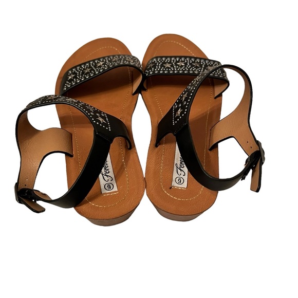 Forever Link Black Stars and Studs Sandals Size 6 - Picture 5 of 7